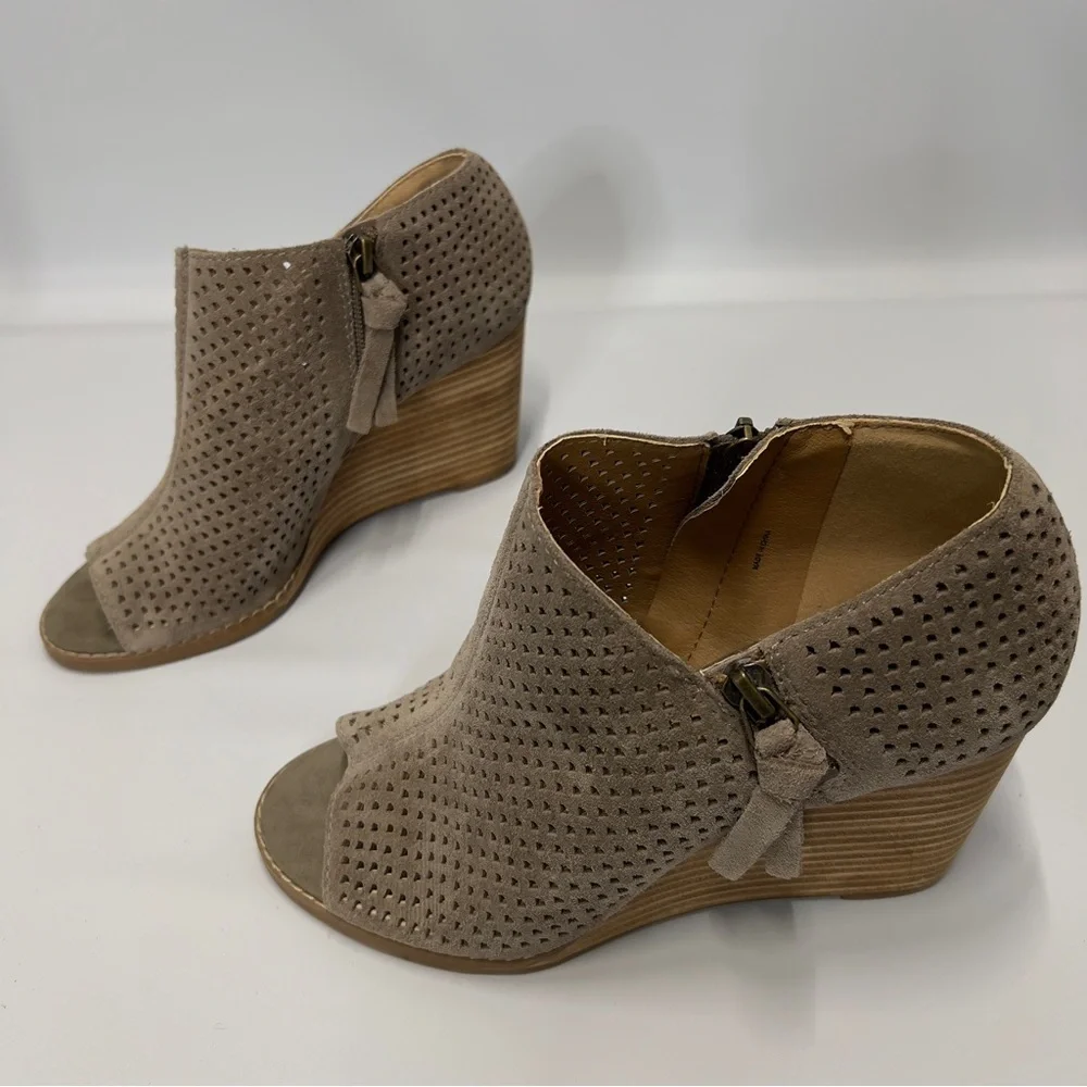 LUCKY BRAND women’s size 7.5 zip Up Ankle Boots Booties wedge heel.